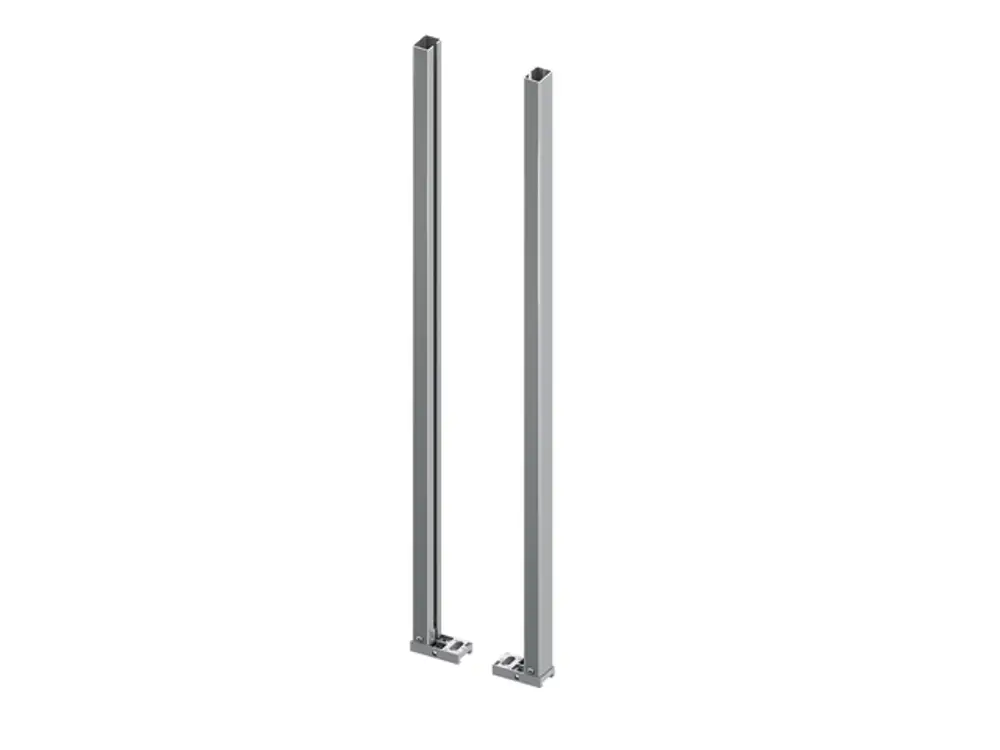 Zwei senkrechte Aluminiumprofile mit Bodenplatten, die für modulare Anwendungen gedacht sind. Produkte von TECE zur stabilen Befestigung in Bau- oder Montagesituationen.